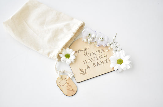 OMGboutique - We're having a baby! - Announcement Plaque